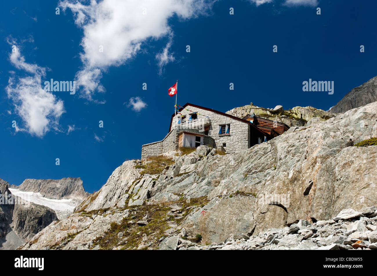 Baechlitalhuette refuge du Club Alpin Suisse, derrière Mt Diamentstock brut, Alpes Bernoises, région du Grimsel, Suisse Banque D'Images