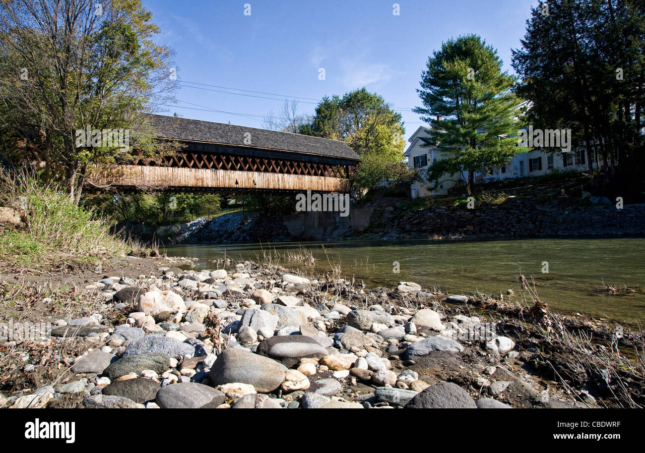 Le pont couvert "moyens" a traversé la rivière Ottauquechee à Woodstock Vermont Banque D'Images