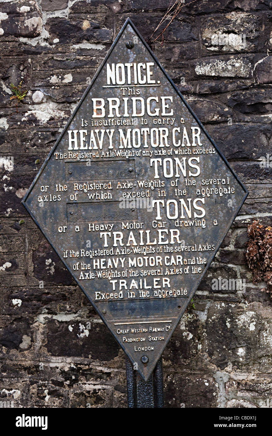 Vieille enseigne sur pont sur le canal de Brecon et Abergavenny avertissement de limite de poids Wales UK Banque D'Images