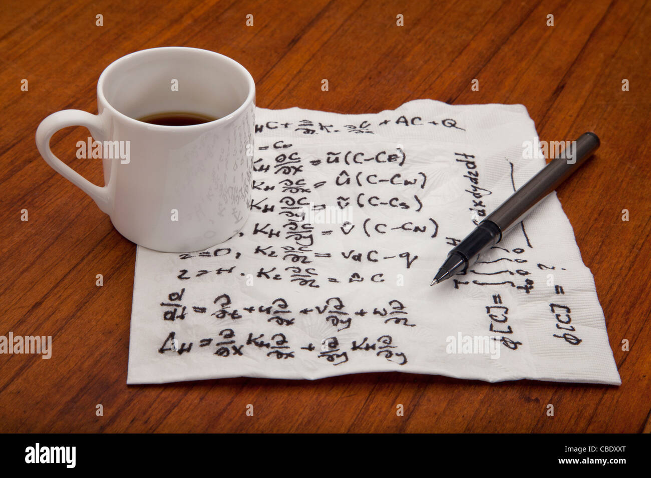 Les équations de la physique mathématique - écriture sur une serviette de table sur la tasse de café espresso Banque D'Images