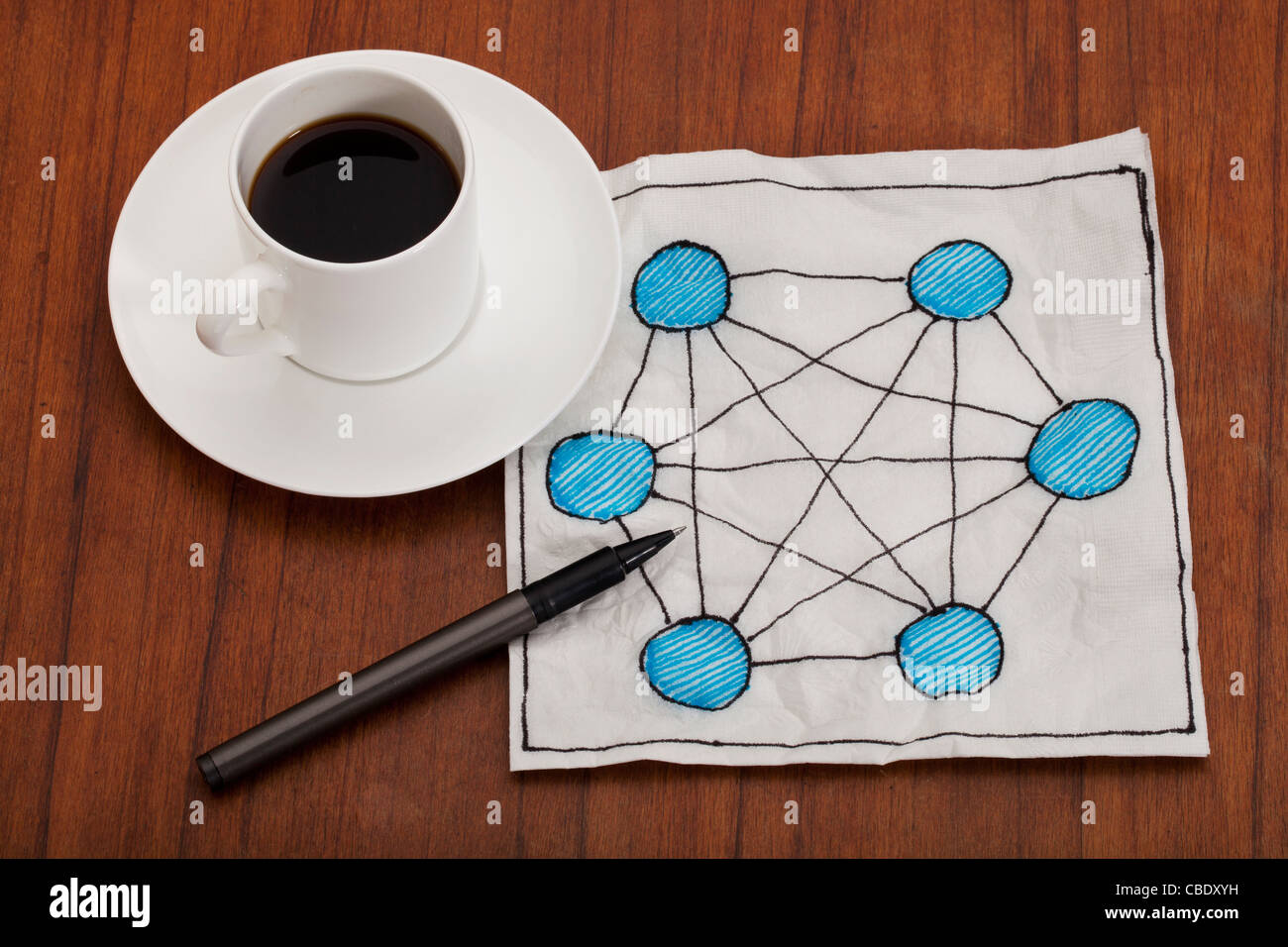Concept de réseau entièrement connecté (mesh) - Serviette doodle avec la tasse de café espresso sur table Banque D'Images