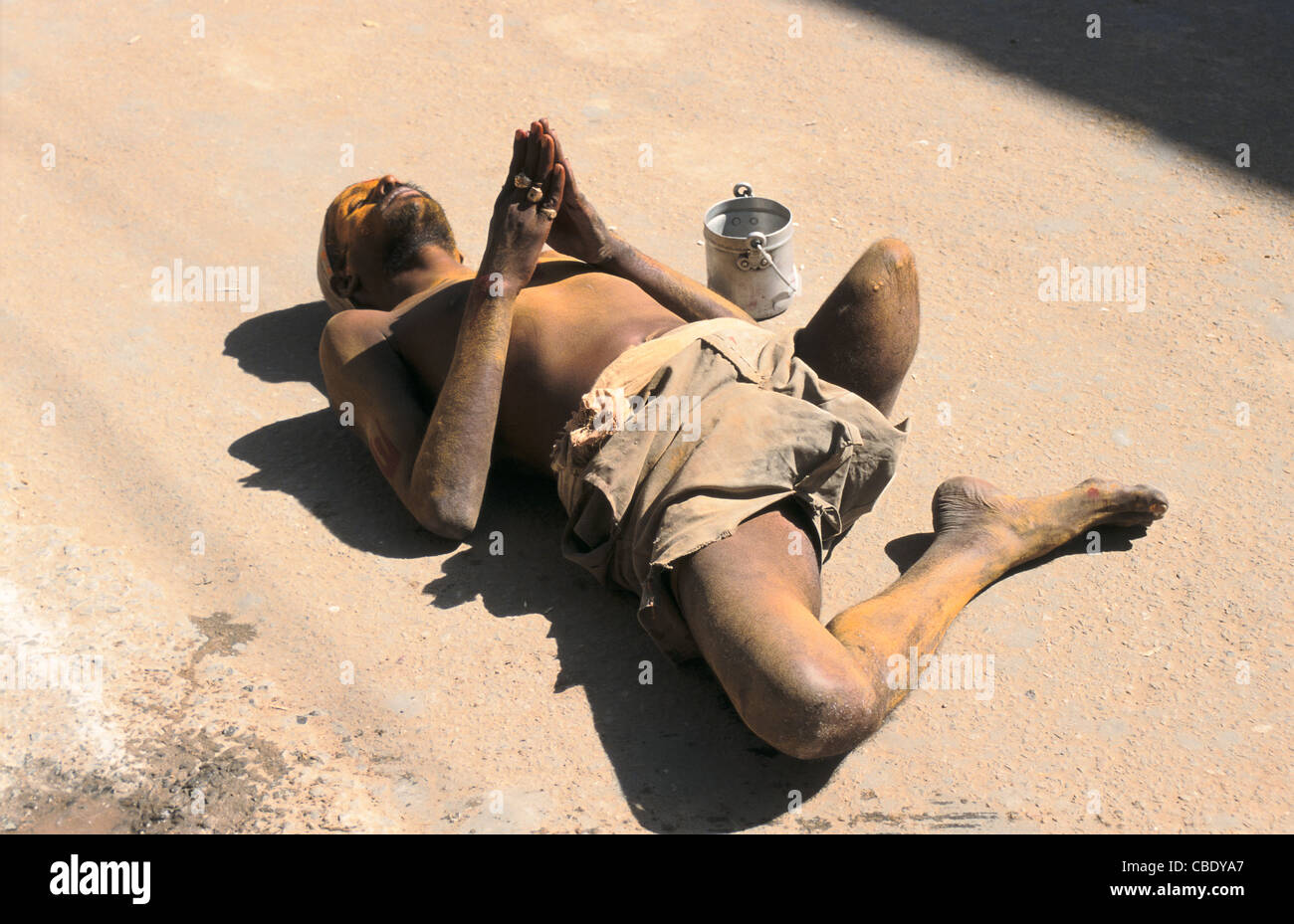 Un homme amputé d'une jambe est la mendicité (Inde) Banque D'Images