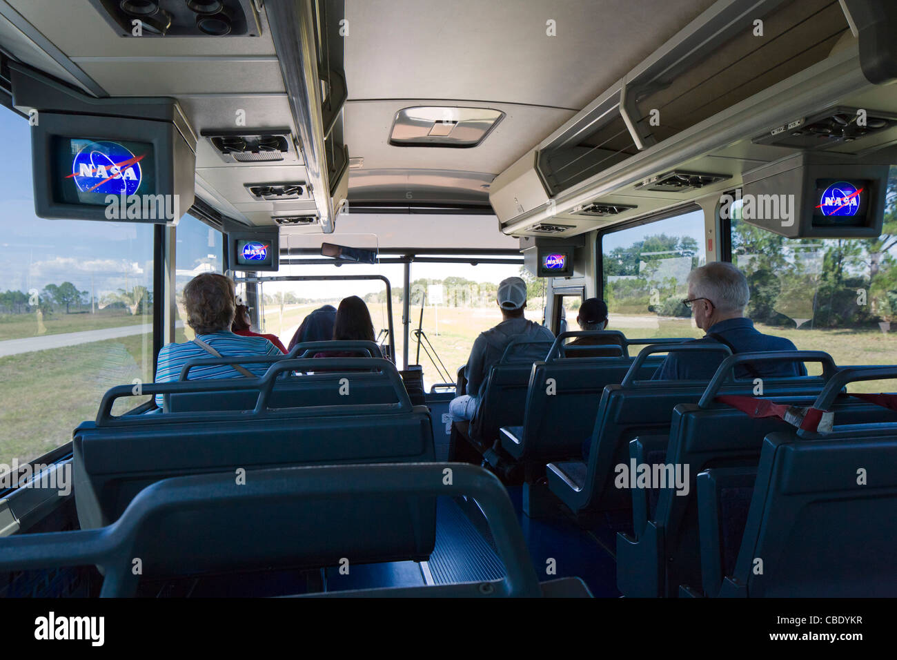 Visiteurs sur le Centre Spatial Kennedy Tour Bus, Kennedy Space Center, Merritt Island, Florida, USA Banque D'Images