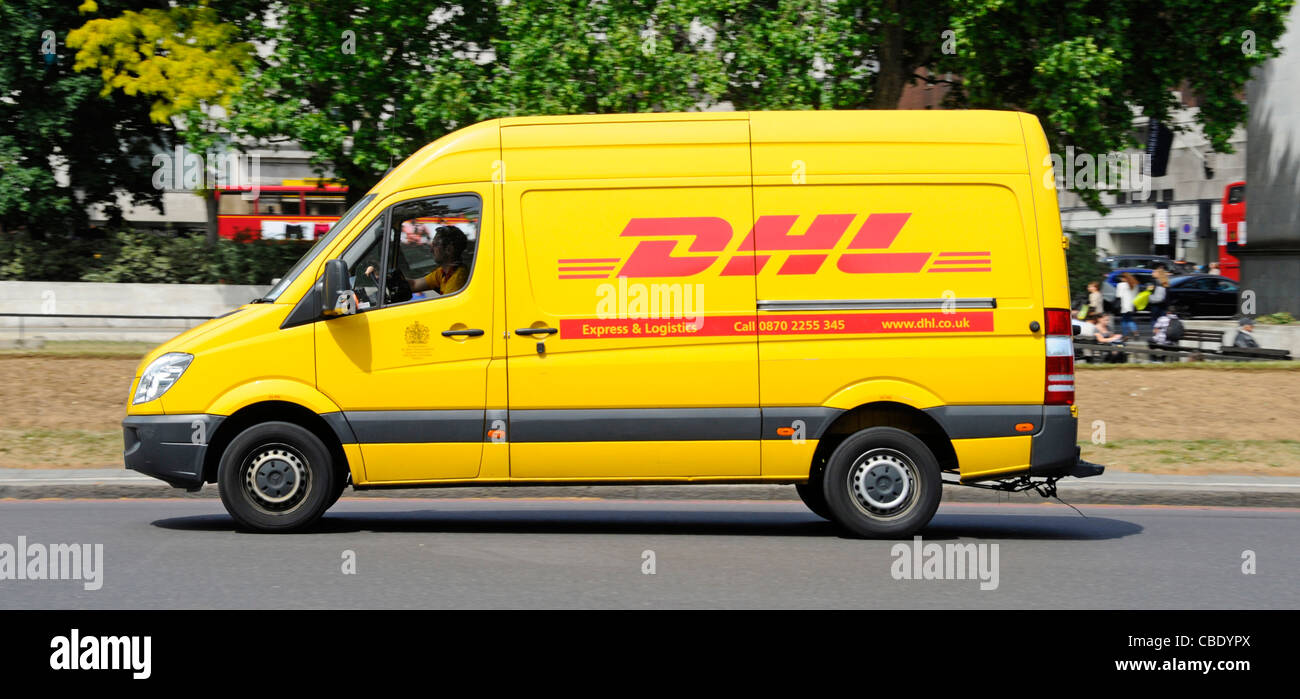 Livraison de colis DHL express van et conducteur en jaune van une division de la société de logistique allemand Deutsche Post DHL West End of London England UK Banque D'Images