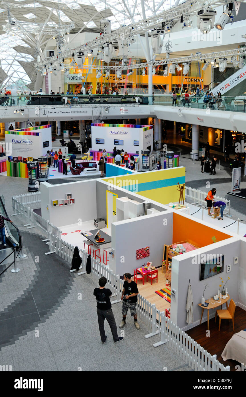 Le centre commercial de Westfield retail business event salon peinture Dulux hébergement design & mode de vie conseils pour les acheteurs de l'exposition White City West London UK Banque D'Images