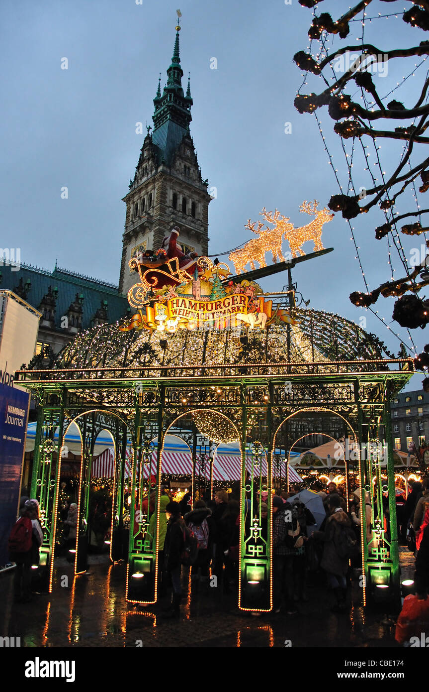 Panneau d'entrée au marché de Noël au crépuscule, Rathausplatz, Hambourg, Hambourg Région métropolitaine, République fédérale d'Allemagne Banque D'Images