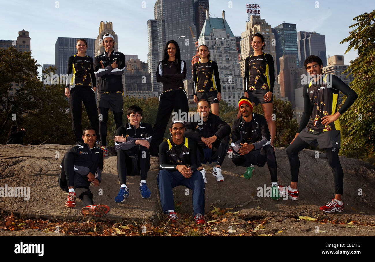 Rob de Castella et coach Tim Rowe Regardez le Marathon autochtone australienne de l'équipe de projet former dans Central Park à New York Banque D'Images