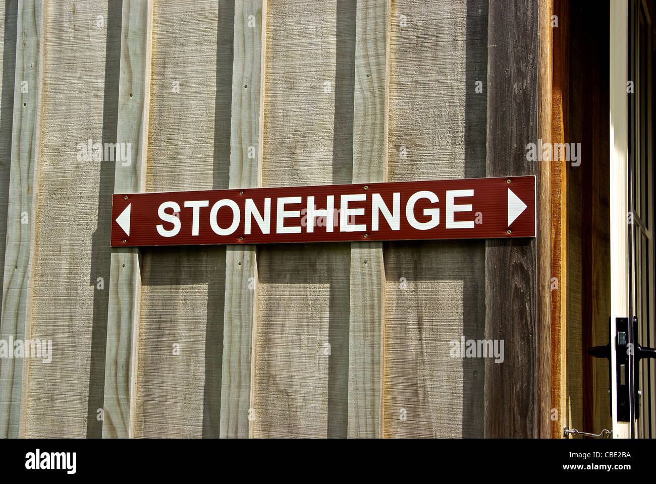 Panneau d'entrée en plastique peint Stonehenge Aotearoa Carterton vallée de Wairarapa Nouvelle-zélande région Banque D'Images