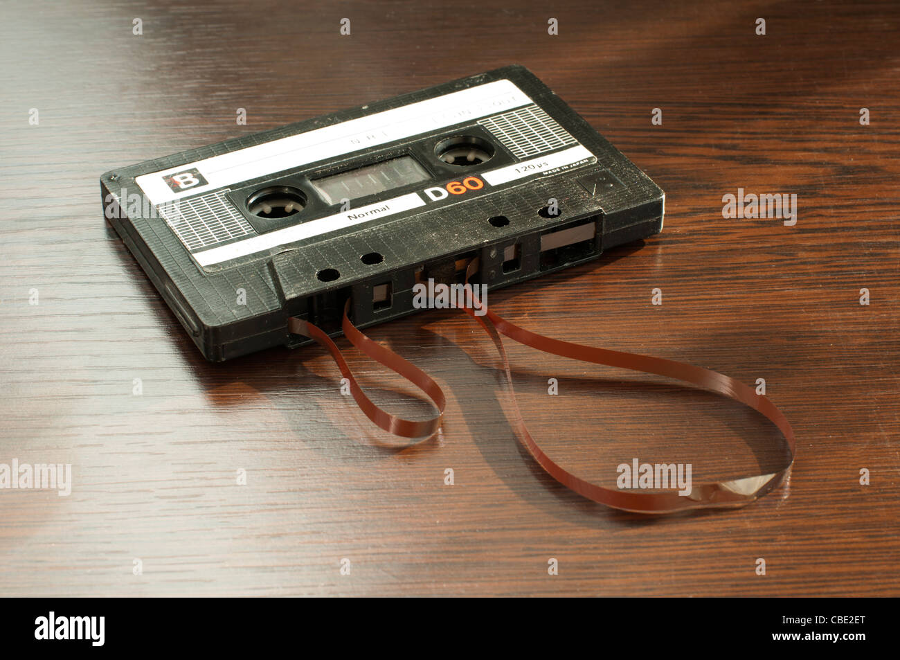 Une cassette audio avec soustrait la bande. Vieille cassette cassée Banque D'Images