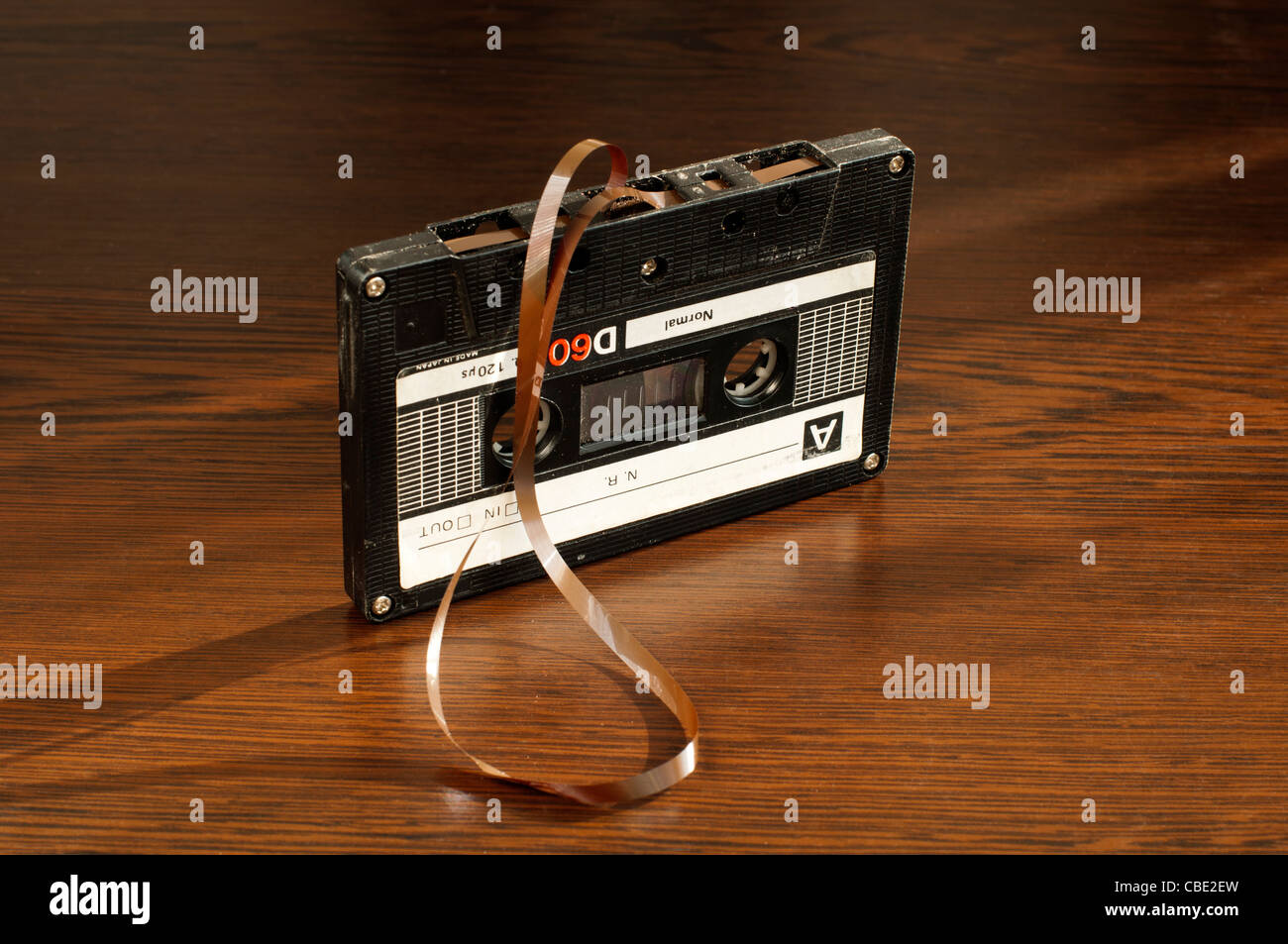 Une cassette audio avec soustrait la bande. Vieille cassette cassée Banque D'Images