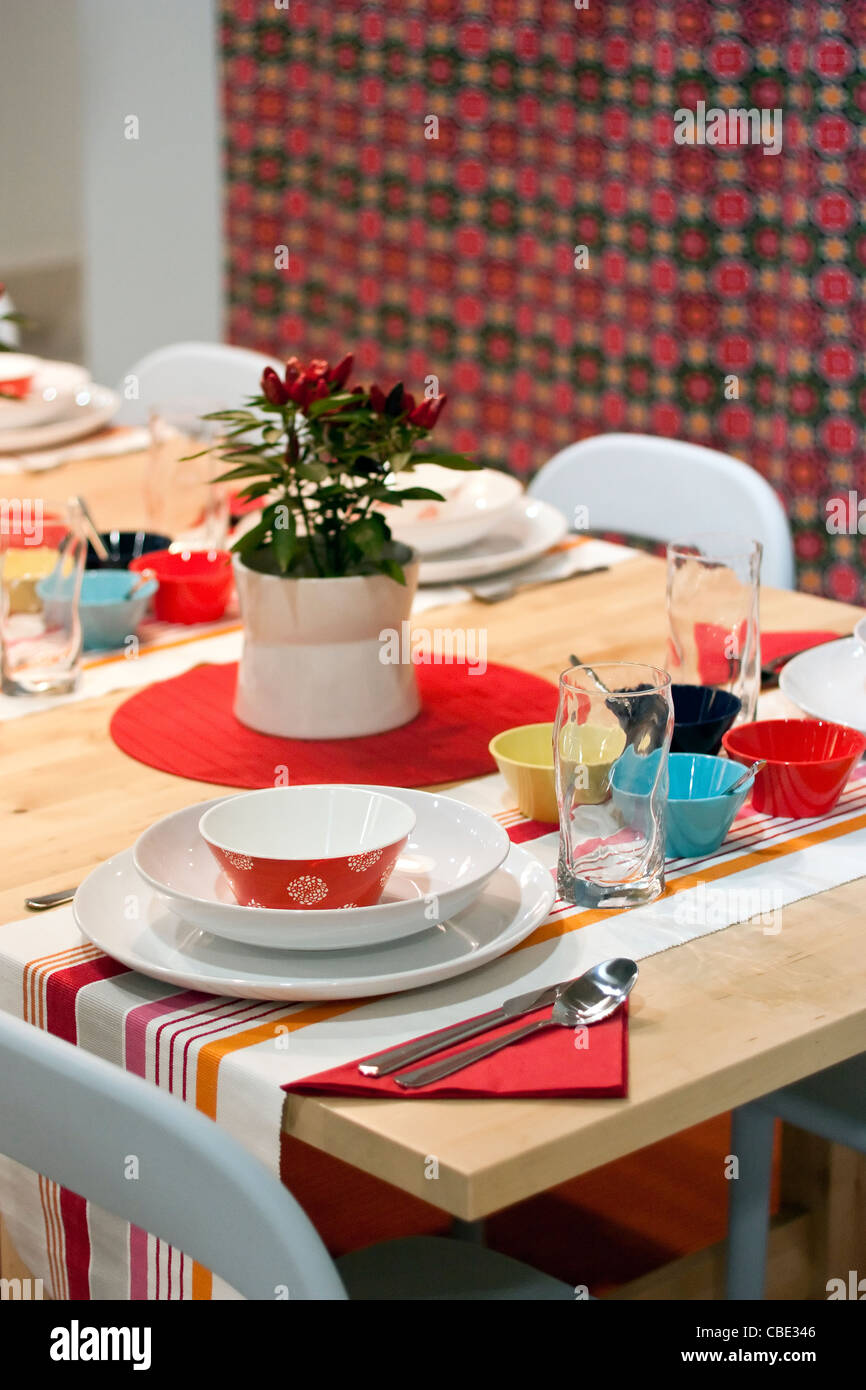 Blanc, orange, rouge, jaune, turquoise et bleu décoré table à manger au restaurant Banque D'Images