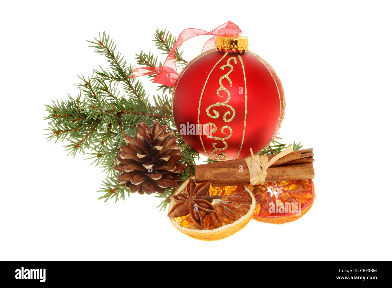 Décoration de Noël, de l'or et babiole rouge, orange cannelle, pomme séchée et de feuillage Banque D'Images
