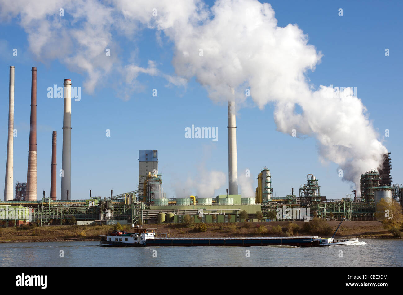 La vapeur provenant d'un haut fourneau à l'usine ThyssenKrupp Steel, Duisburg, Allemagne. Banque D'Images