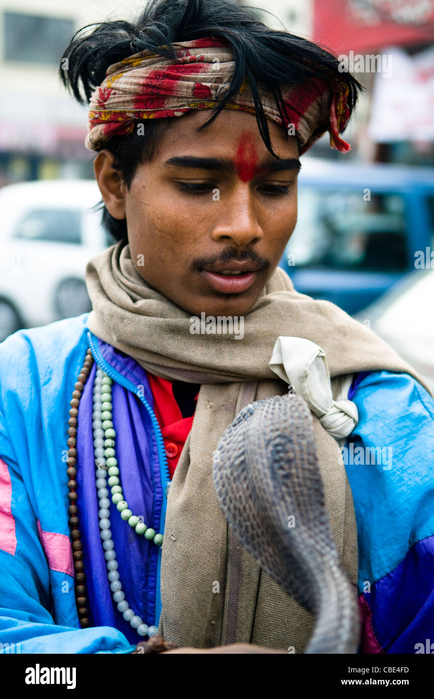 Un Indien charmeur de serpent avec son Cobra snake. Banque D'Images