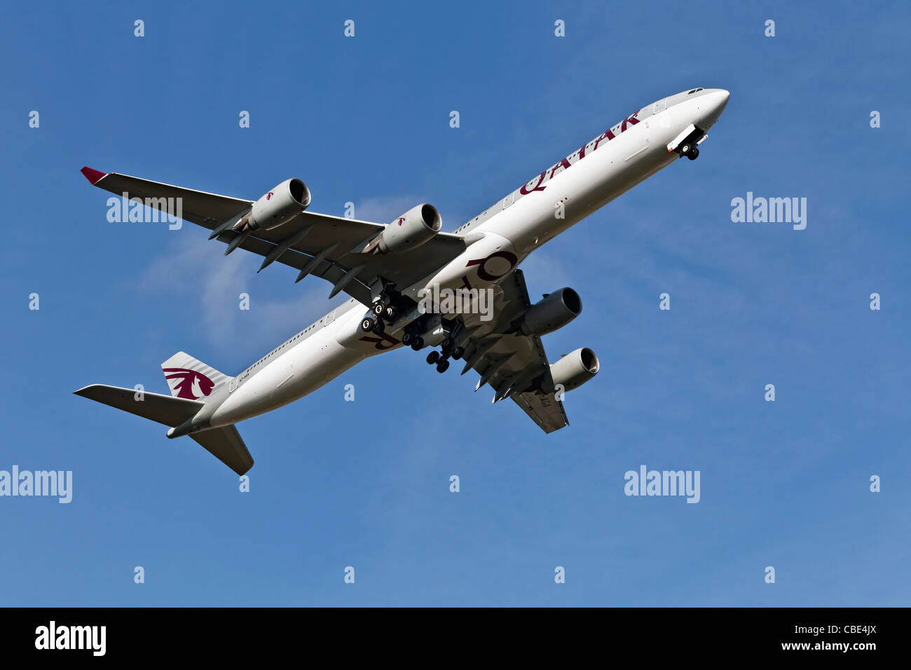 Un Airbus A340 de Qatar Airways au départ Banque D'Images