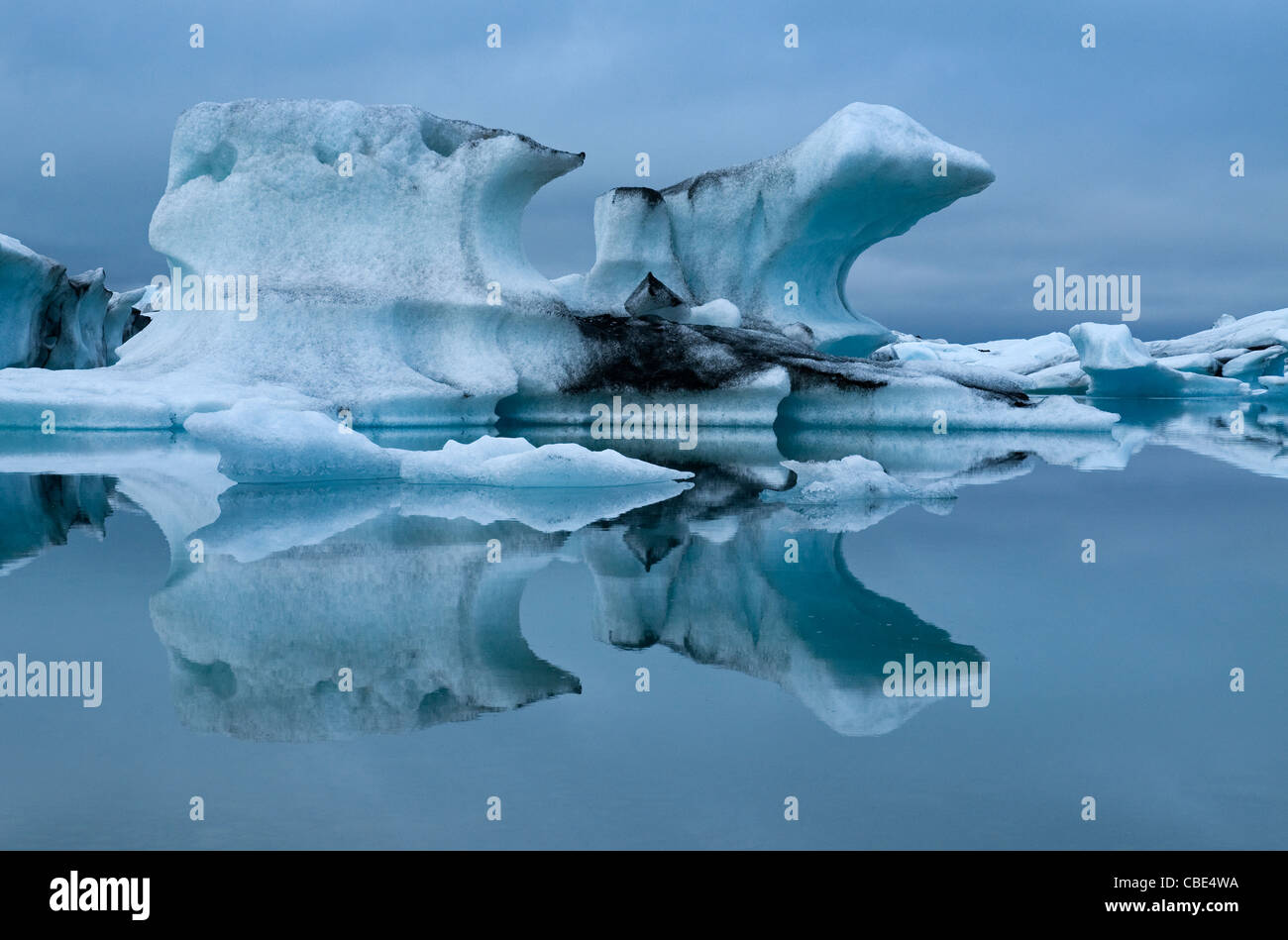 La réflexion d'Iceberg. Jökulsarlon, Islande. Banque D'Images