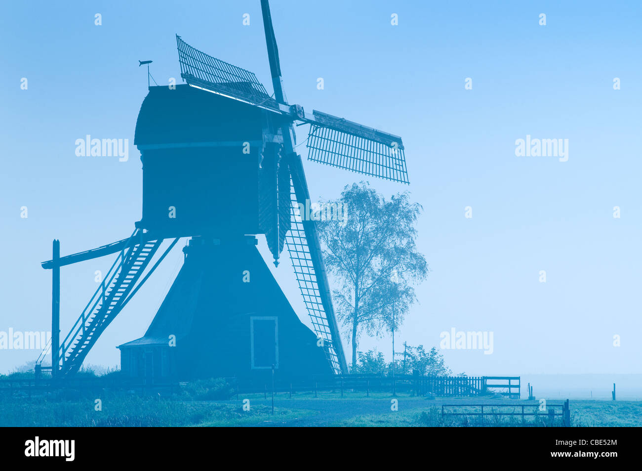 Moulin de drainage (De Hooglandse Molen, construit en 1803). Hellouw, aux Pays-Bas. Banque D'Images