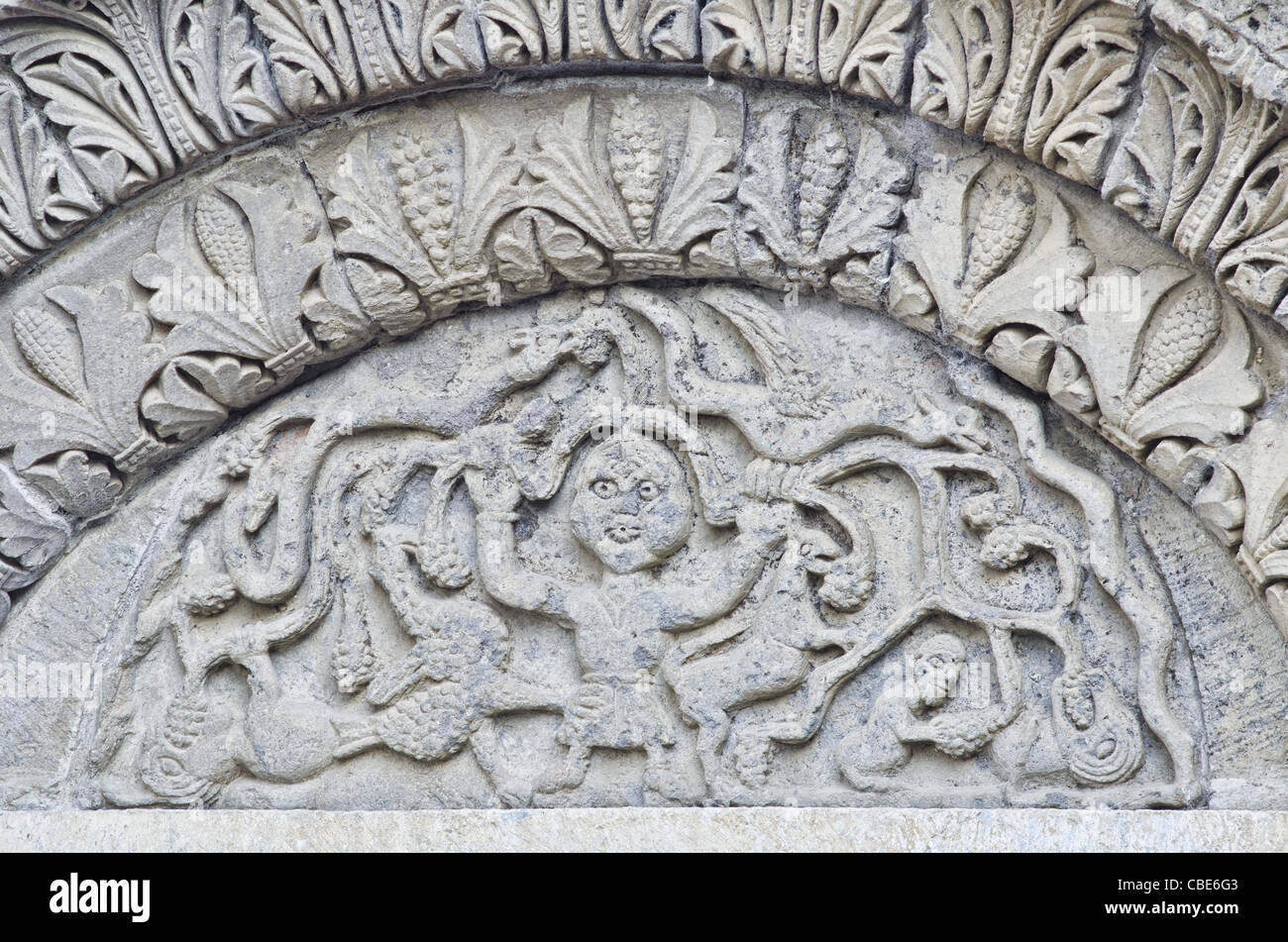 Lunette du droit portail, détail de la façade de Santa Maria Maggiore, Tuscania, Italie. Banque D'Images