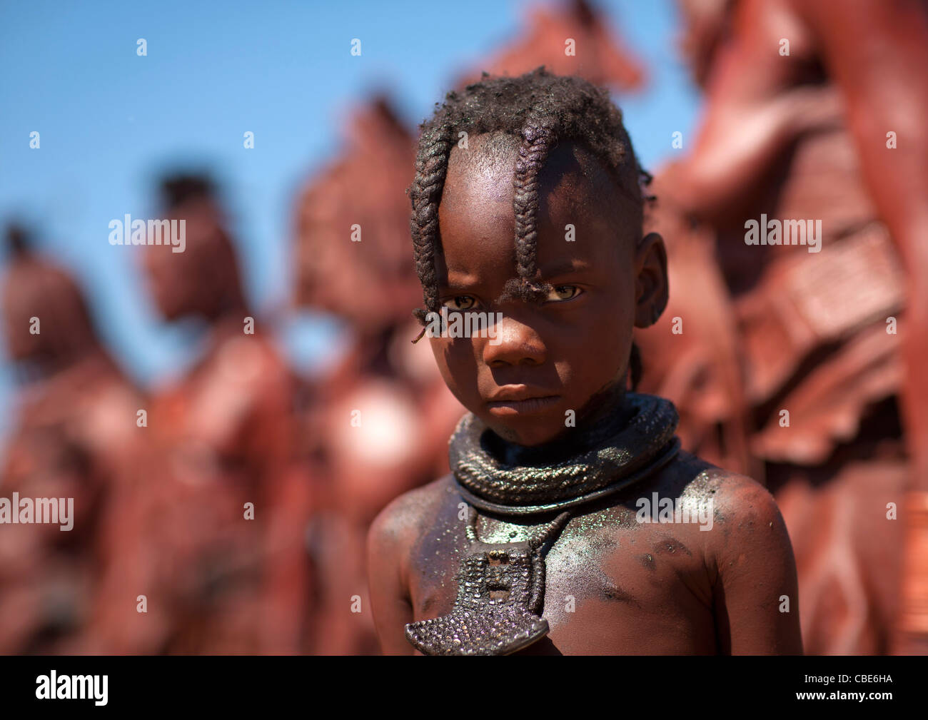 Jeune fille Muhimba avec un collier de cuivre, village de Elola, Angola Banque D'Images