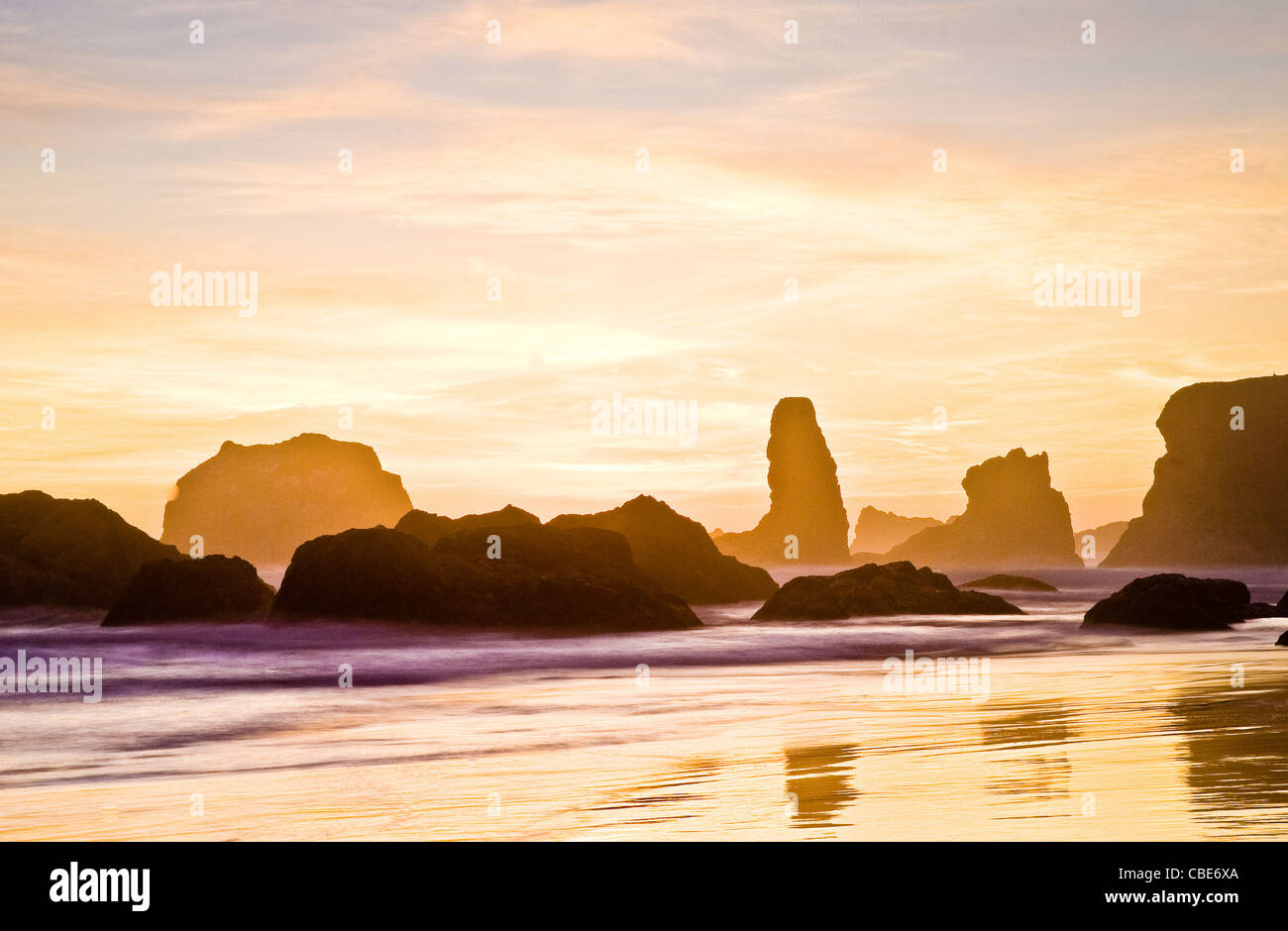 Face Rock au coucher du soleil, Plage de Bandon, dans le sud de l'Oregon coast. Banque D'Images