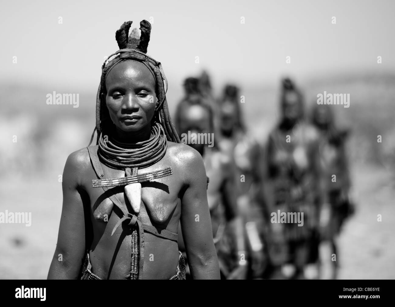 Groupe d'Muhimba Femmes marchant, Village de Elola, Angola Banque D'Images