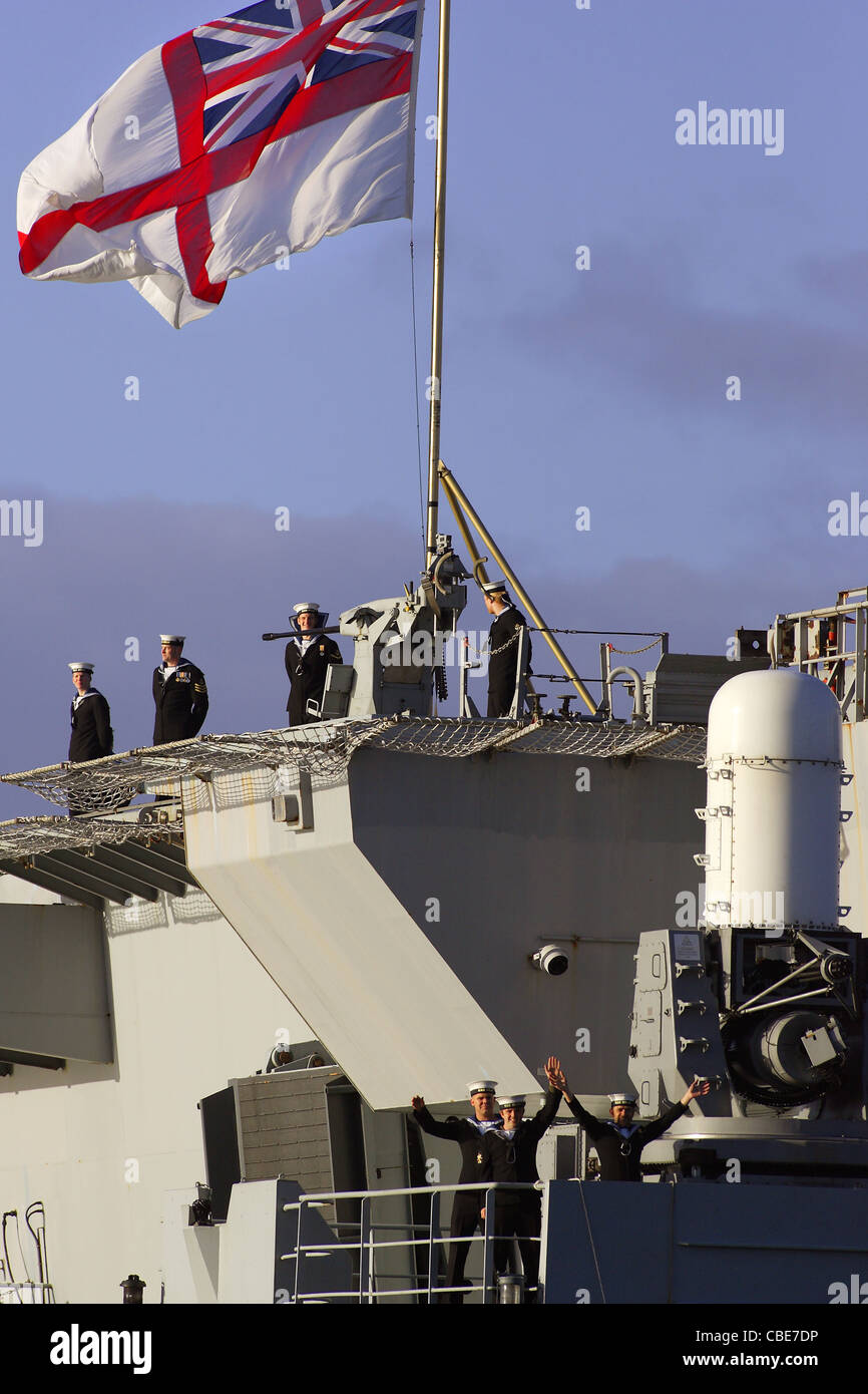 Le HMS Ocean retourne à son port d'attache de Devonport à Plymouth, Devon, UK. Banque D'Images