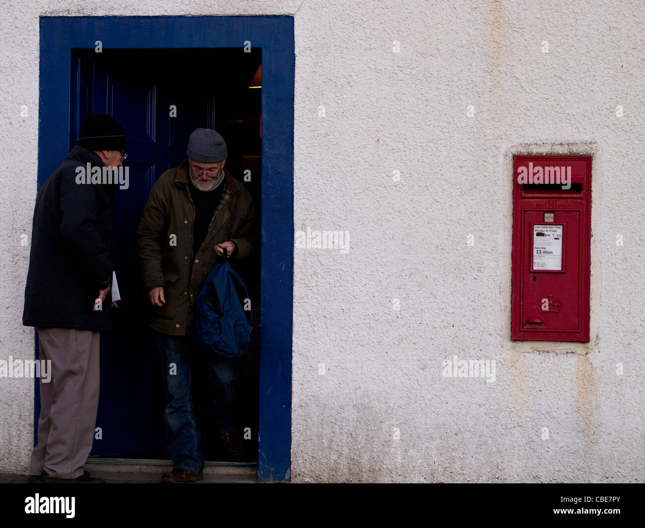 Deux hommes dans une porte, St Monans, Fife Banque D'Images