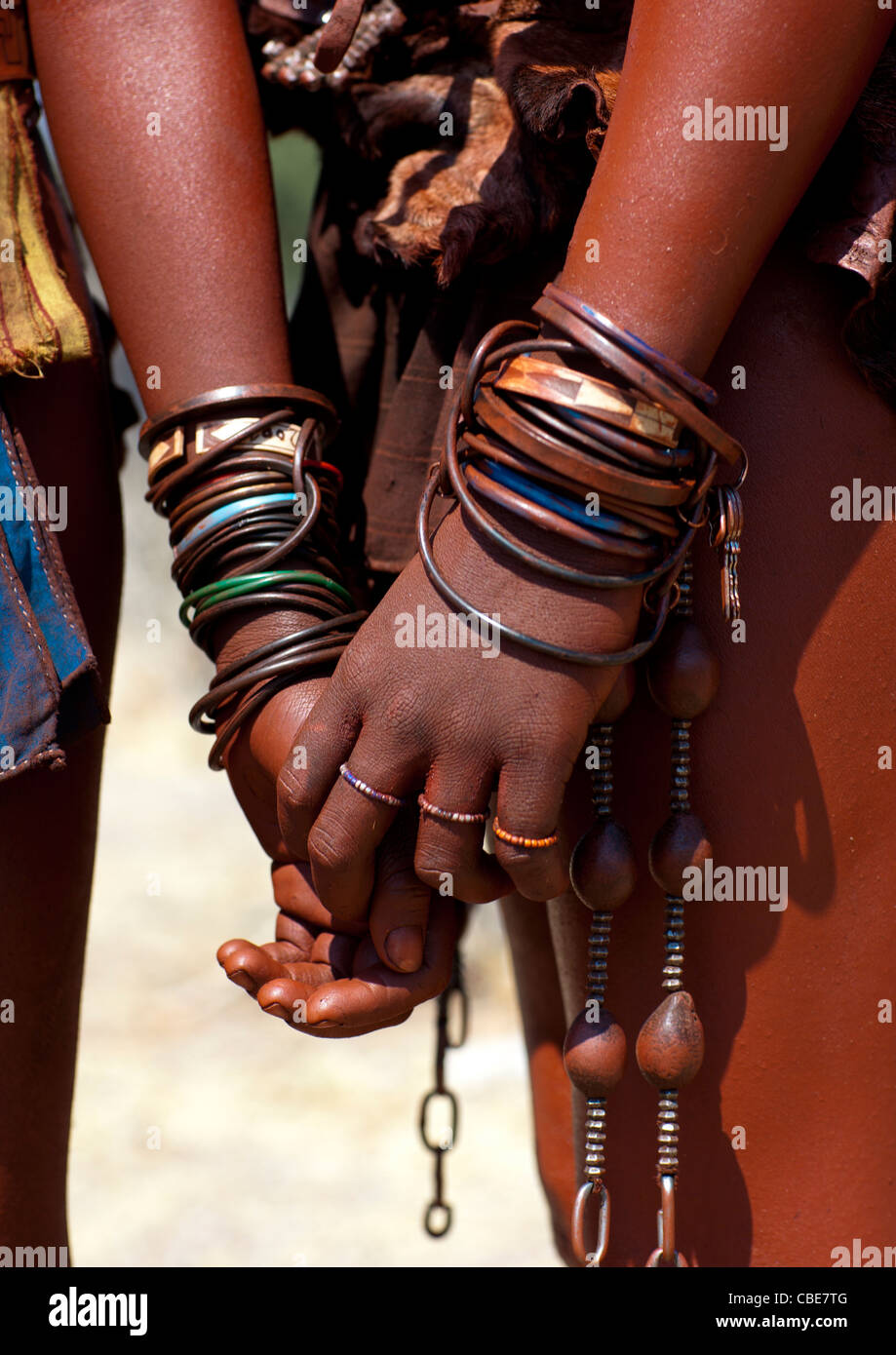 Femme Himba S Bracelets, Village de Hoba Haru, Angola Banque D'Images