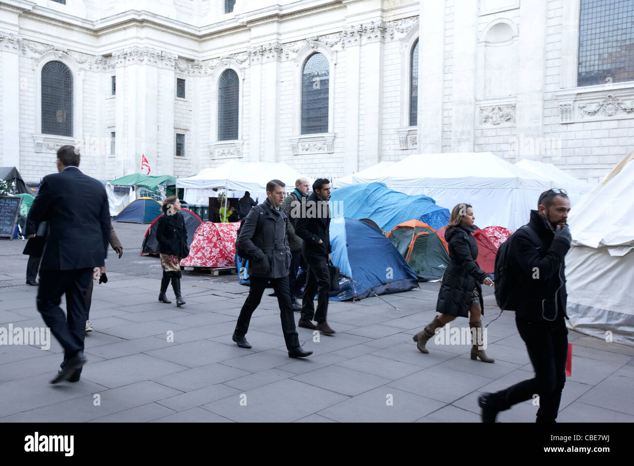 Les voyageurs et gens d'affaires devant l'occuper de protestation devant St pauls dans London England uk united kingdom Banque D'Images