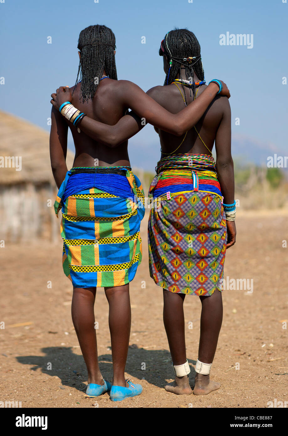 Mucawana Adolescentes fiers de leurs ceintures perlées, Village de Soba,  Angola Photo Stock - Alamy