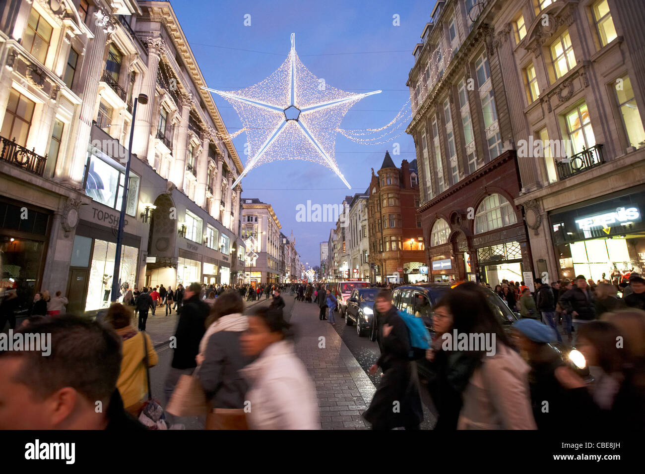Les personnes qui traversent occupé à Oxford street Christmas shopping Londres Angleterre Royaume-Uni uk Banque D'Images