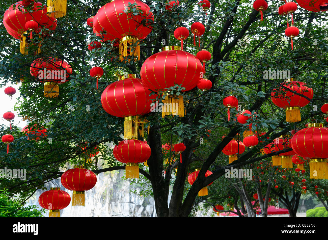 Lanternes rouges journée nationale dans les arbres à elephant trunk Hill Park sur la rivière li guilin chine Banque D'Images