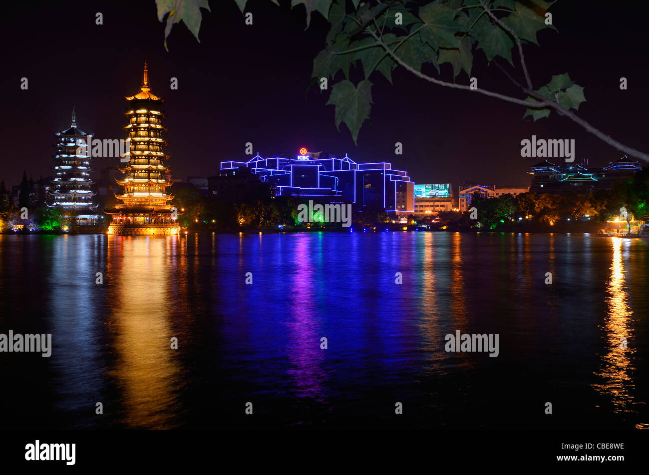 Soleil et lune de pagodes et de la banque se reflétant dans le lac shanhu sapin ou la nuit à Guilin république populaire de Chine Banque D'Images