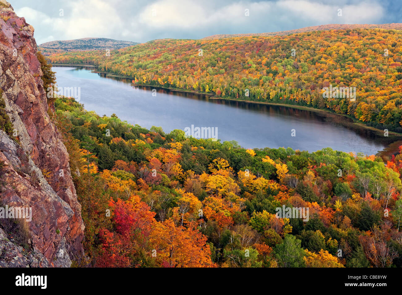 L'escarpement surplombent au lac des nuages et montagnes Porcupine Wilderness State Park dans la Péninsule Supérieure du Michigan. Banque D'Images