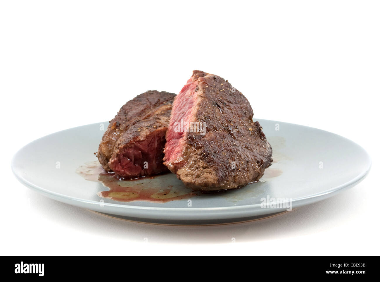 Bloody Red entrecote sur une plaque isolated on white Banque D'Images