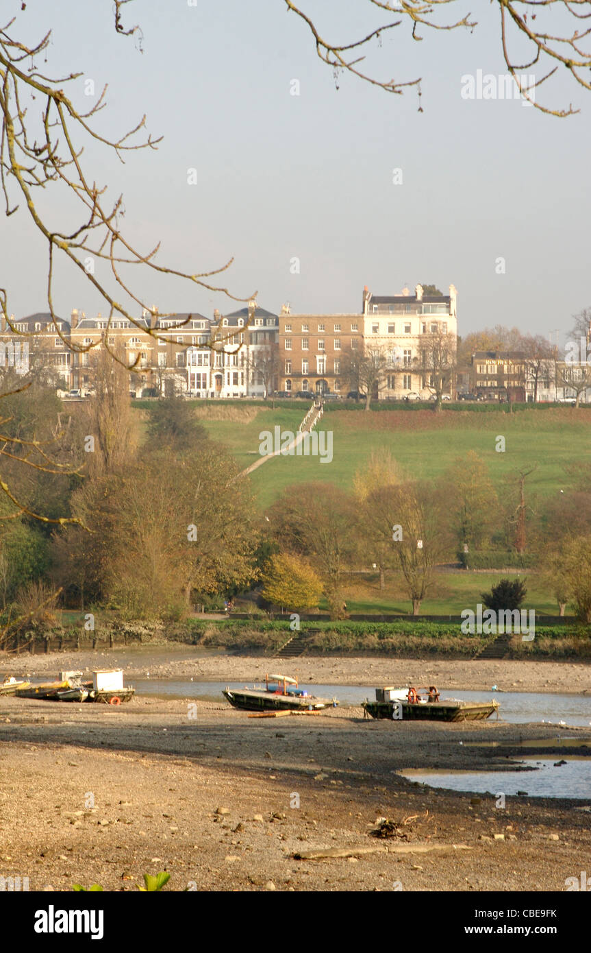 Marée basse le long de la Tamise à Richmond upon Thames, à l'ouest de Londres, Angleterre Banque D'Images