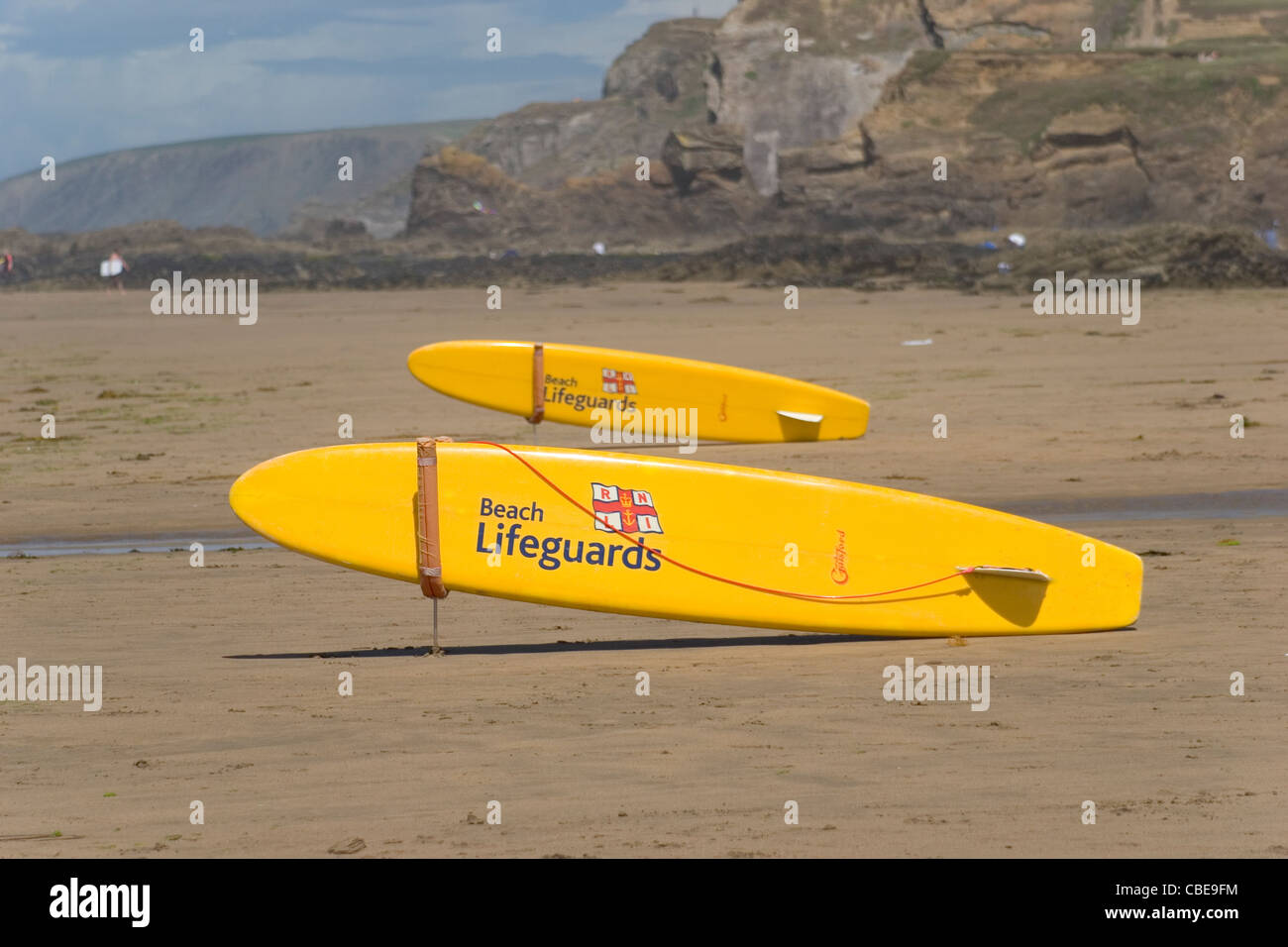 Les sauveteurs britanniques dans l'attente de planches de sauvetage sur plage Trebarwith à Cornwall Banque D'Images
