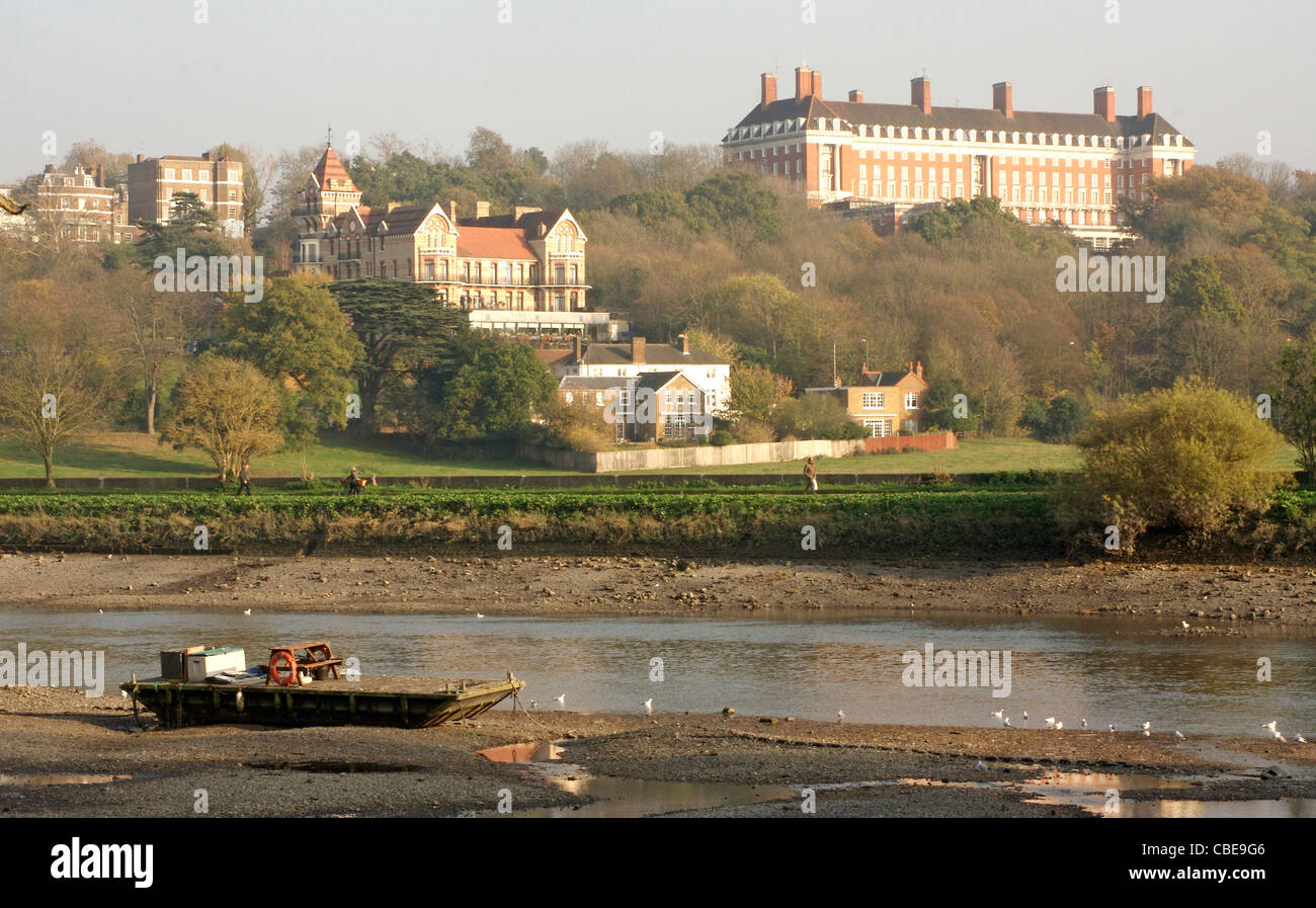 Marée basse le long de la Tamise à Richmond upon Thames, à l'ouest de Londres, Angleterre Banque D'Images