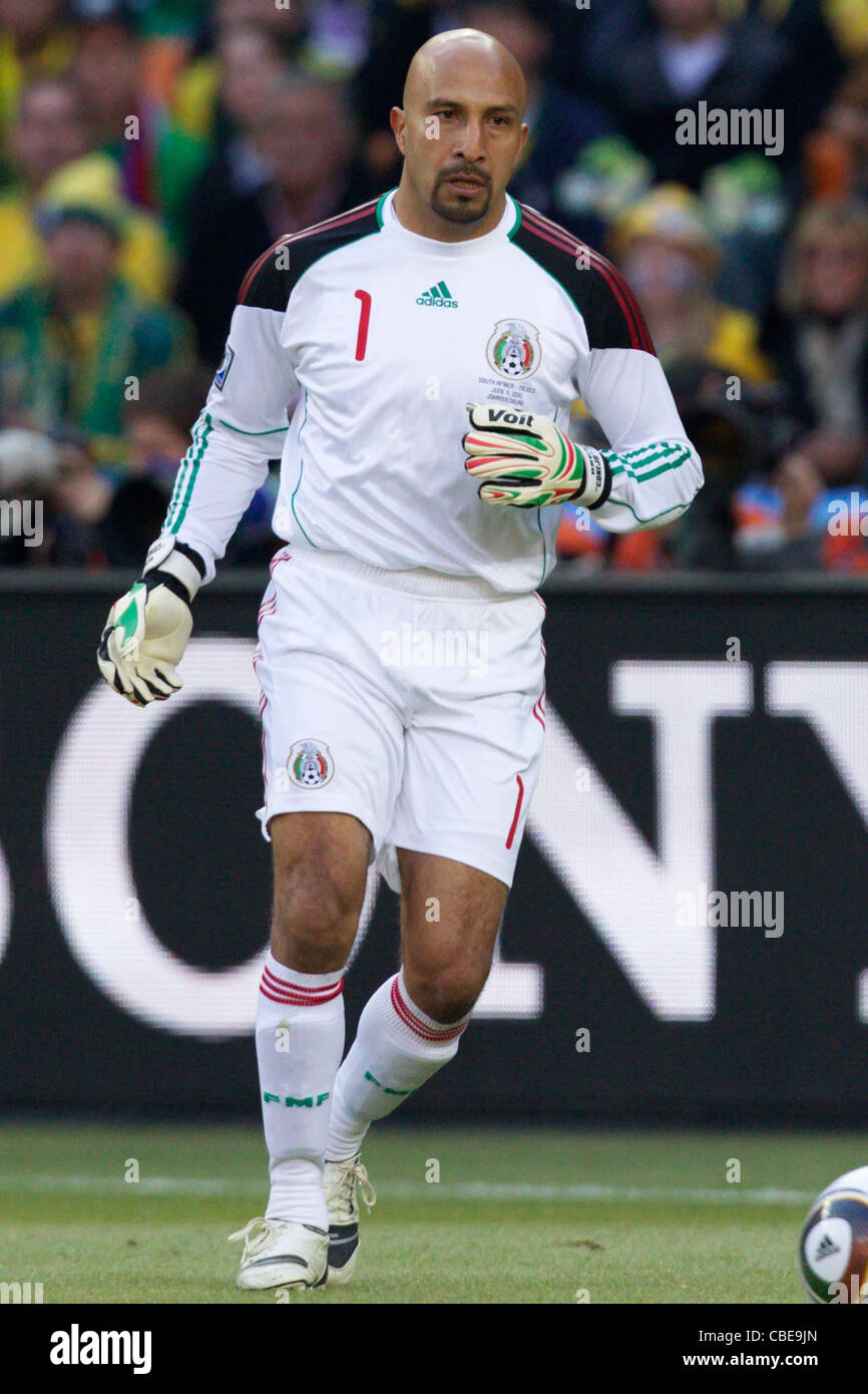 Mexique attaquant Oscar Perez en action pendant le match d'ouverture de la Coupe du monde 2010 contre l'Afrique du Sud. Banque D'Images