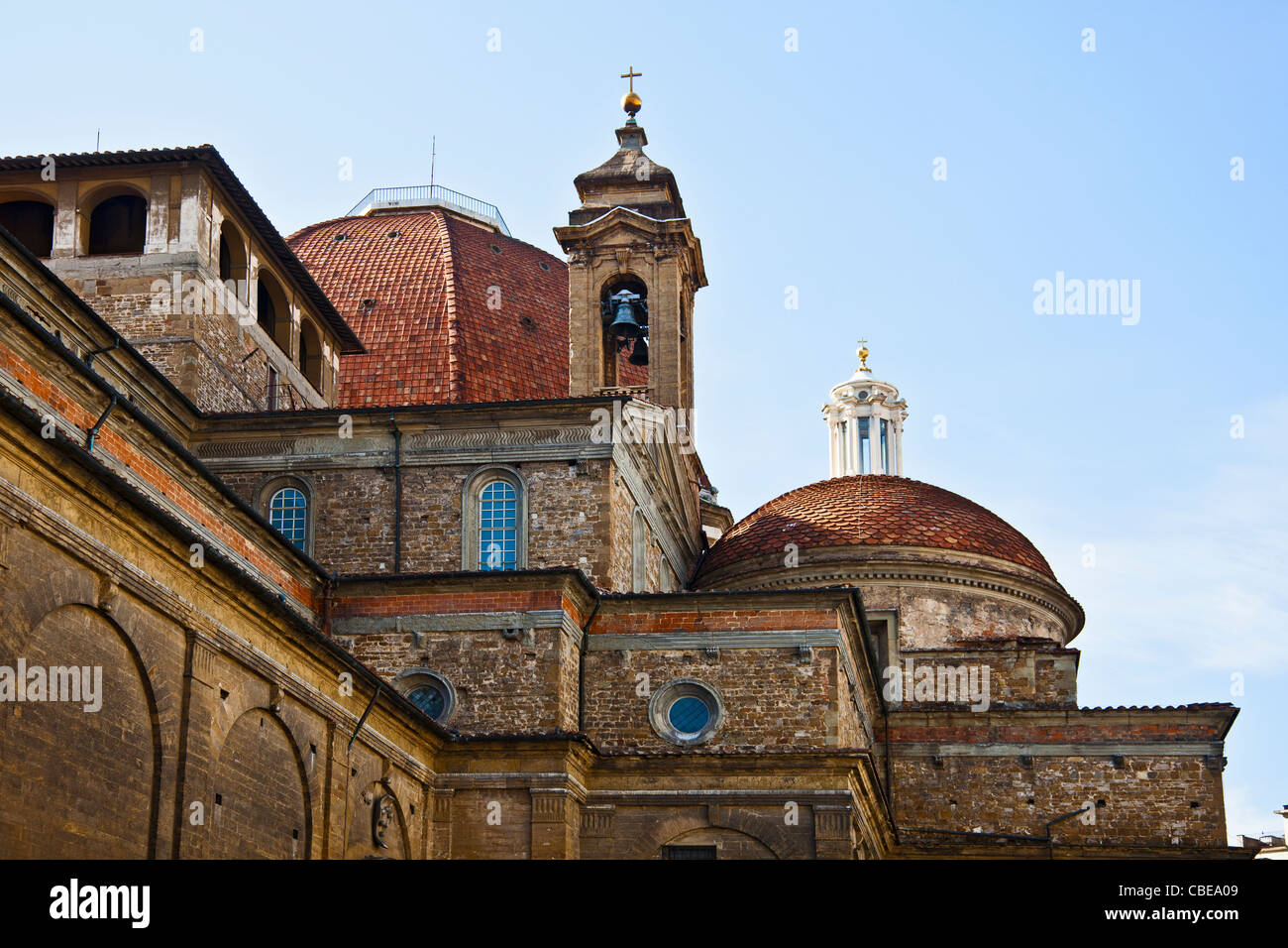 Détail de l'architecture de la basilique San Lorenzo, Florence, conçu dans le 1420s par Filippo Brunelleschi. Banque D'Images