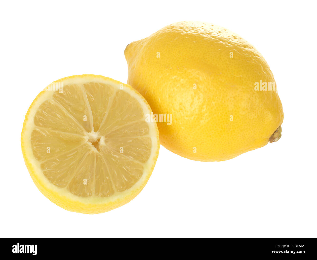 Ensemble de citron frais mûrs avec un demi-citron sur un fond blanc avec copie Espace et aucun peuple Banque D'Images