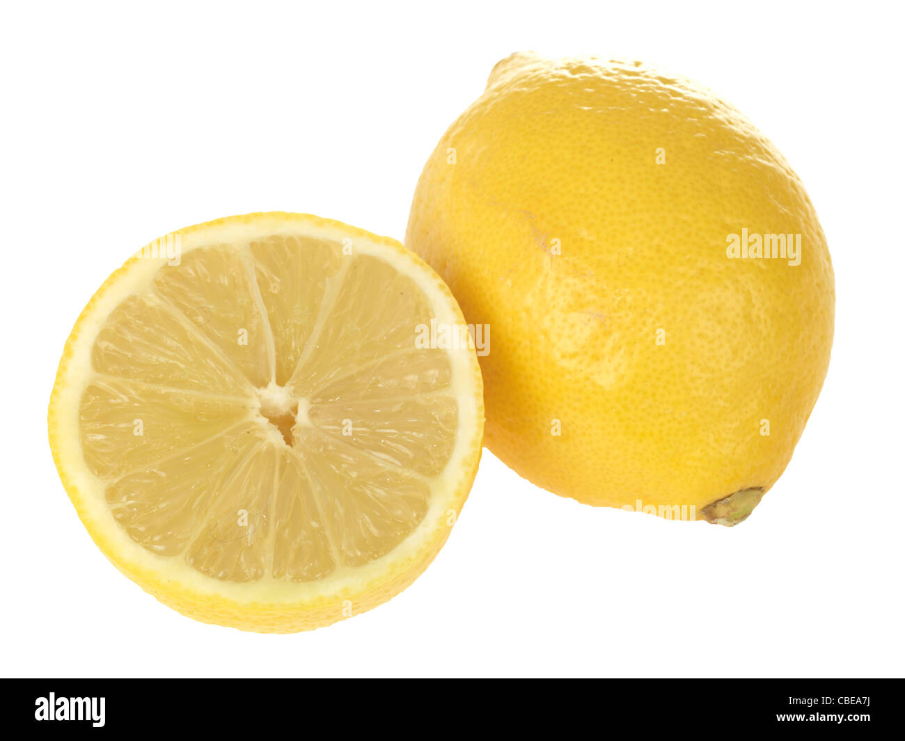 Ensemble de citron frais mûrs avec un demi-citron sur un fond blanc avec copie Espace et aucun peuple Banque D'Images