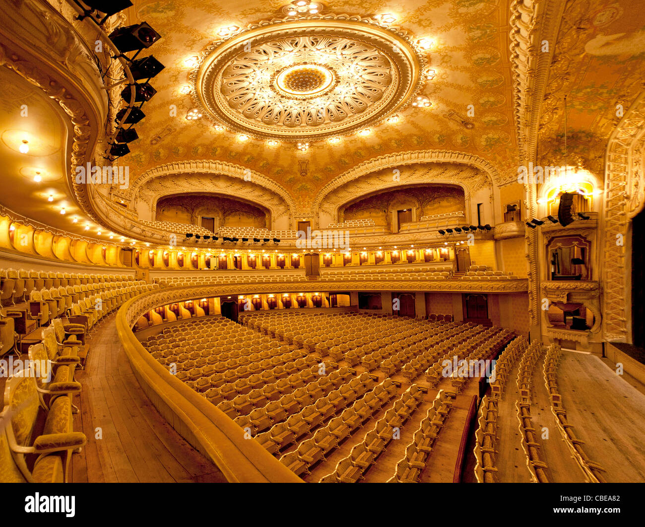 Une vue intérieure de l'opéra de Vichy (Art Nouveau). France Vue intérieure de l'opéra de Vichy (Palais des Congrès). Banque D'Images