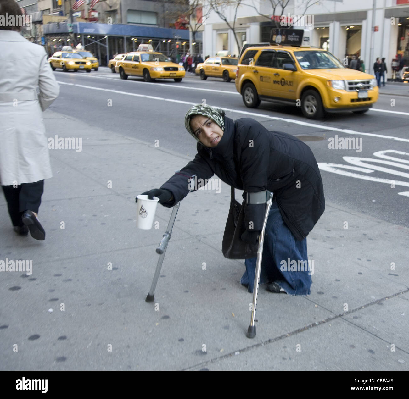 Personnes handicapées mendiant professionnel sur la 5e Avenue à New York. Banque D'Images