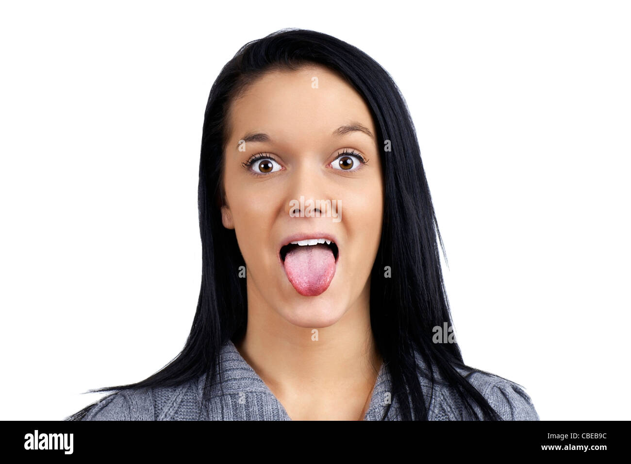 Drôle et humoristique portrait d'une belle jeune femme faisant face en collant sa langue out Banque D'Images