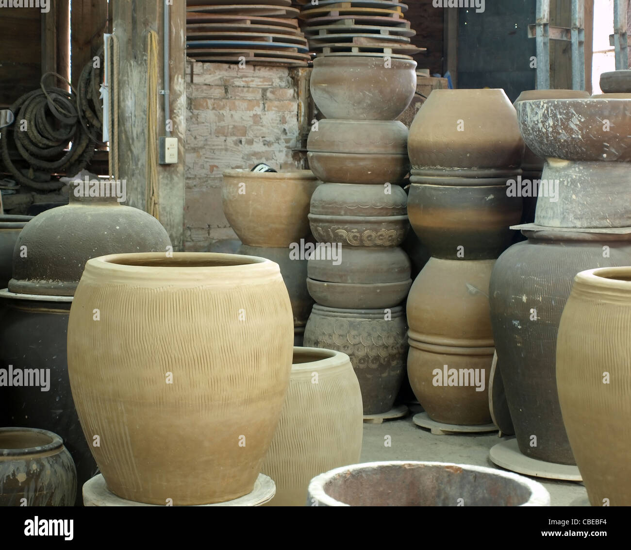 Gros navires en céramique dans un atelier de poterie Banque D'Images