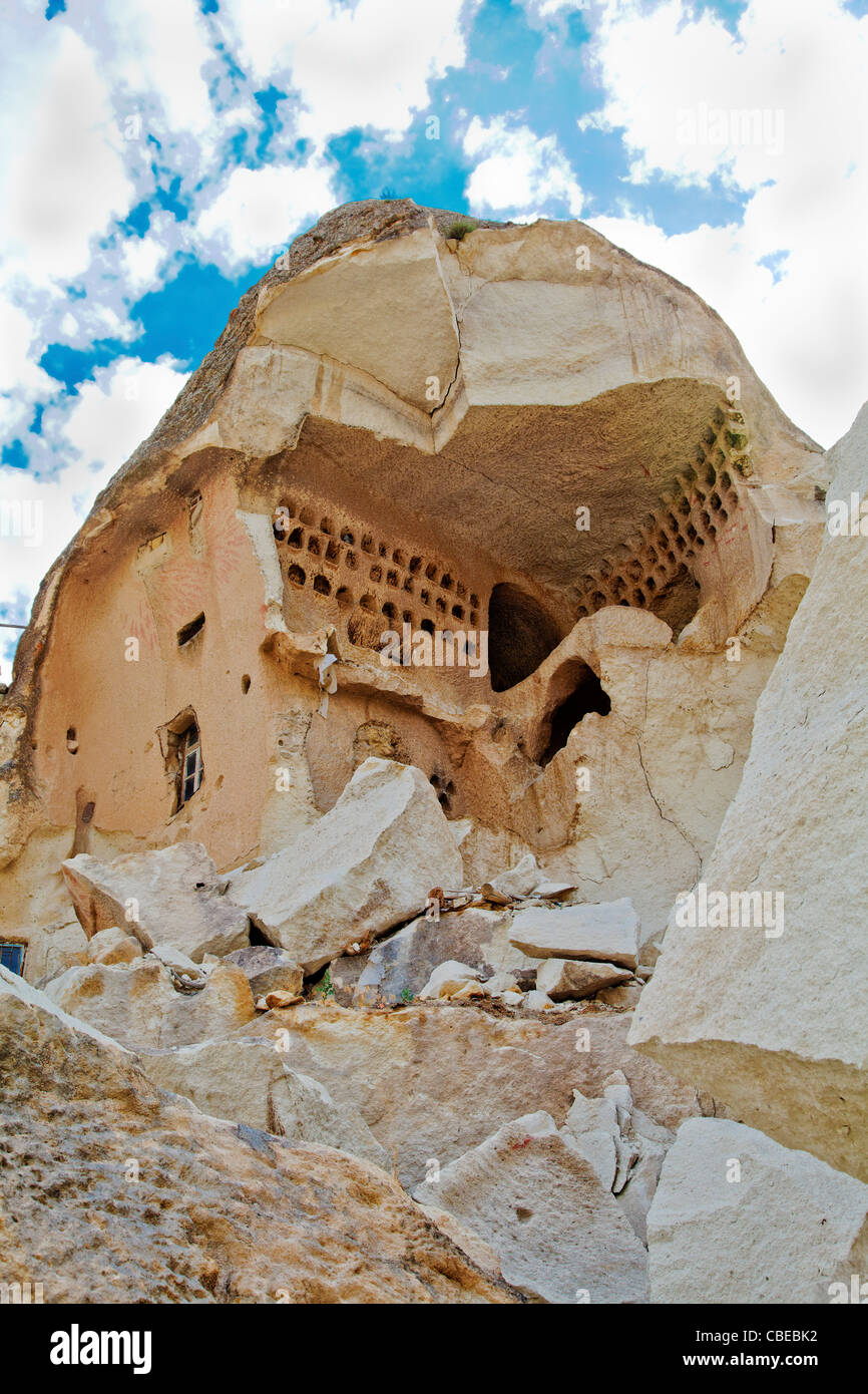 Ancienne cave coop residence Goreme Cappadocia pigeon datant de la Turquie à l'époque romaine, le calcaire grotte avec ciel bleu et nuages Banque D'Images