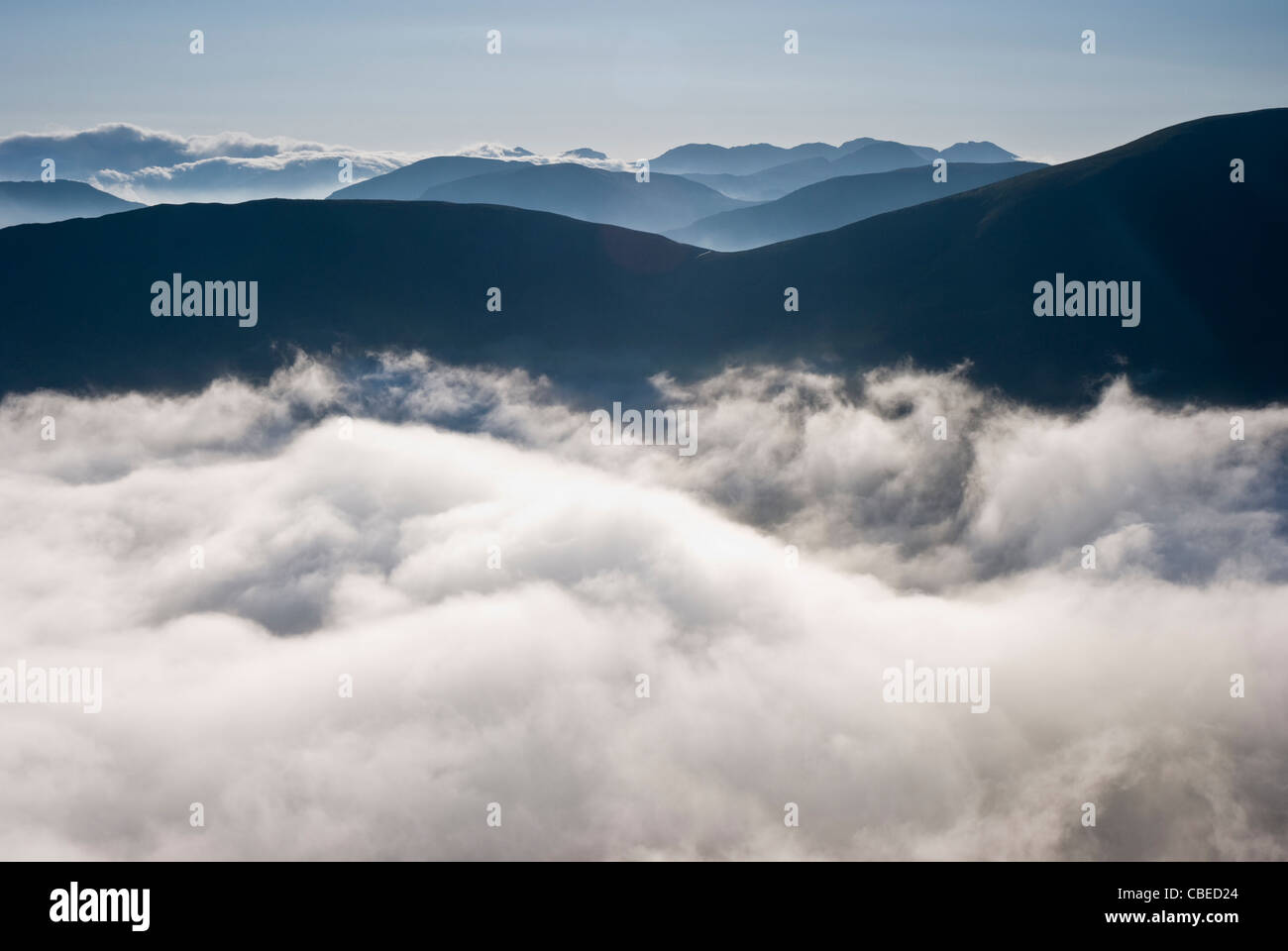 Vue sur le Lake District fells entouré de nuage, Cumbria Banque D'Images