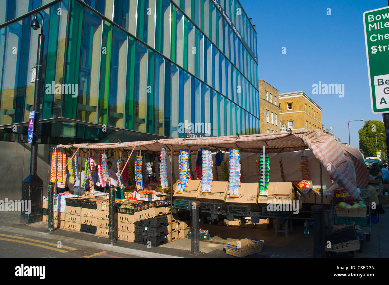 Les étals de marché en face de la bibliothèque publique a récemment terminé la construction Whitechapel Road East London England UK Europe Banque D'Images