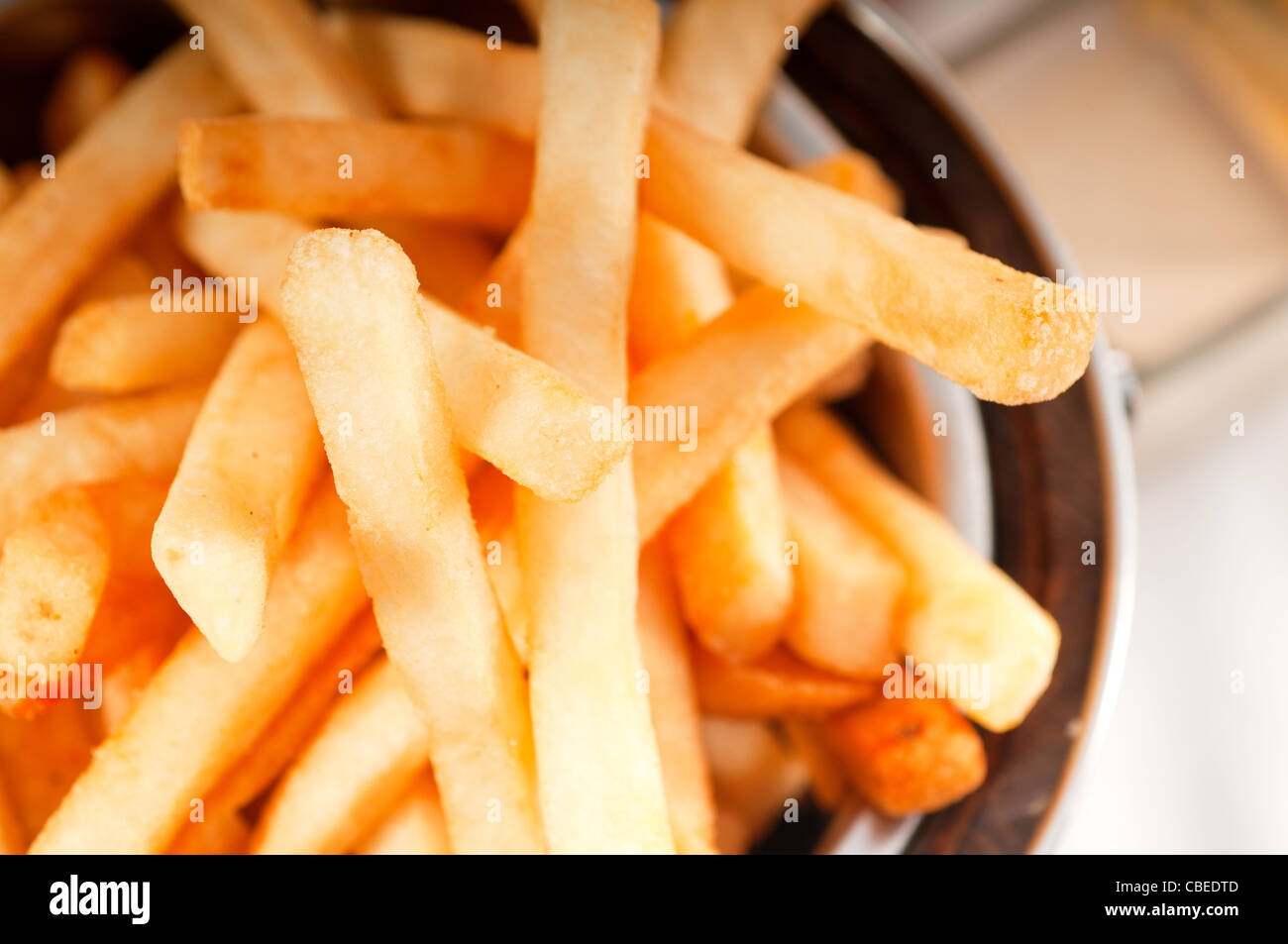 Frites fraîches sur un seau extreme close up macro Banque D'Images